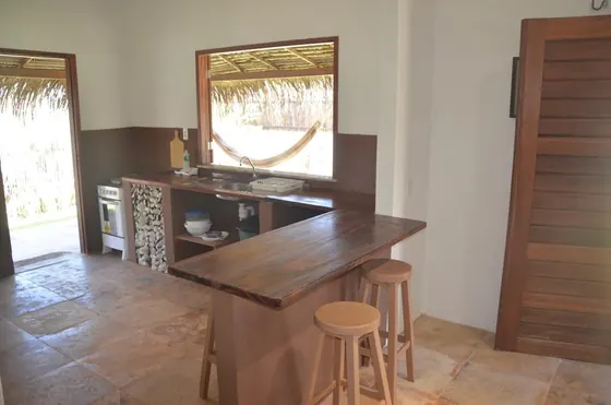 Cozinha com bancada de madeira e vista para a varanda, Os Navegantes B