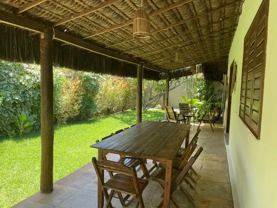 Mesa de refeições na varanda com vista para o jardim, Os Navegantes B