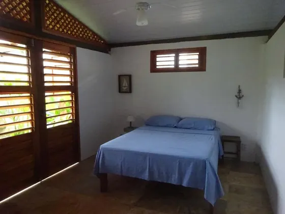 Quarto com cama de casal e venezianas de madeira, Os Navegantes B