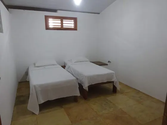 Quarto com duas camas de solteiro, Os Navegantes B
