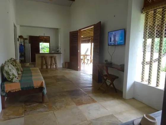 Sala aberta para a cozinha, com televisão, Os Navegantes B