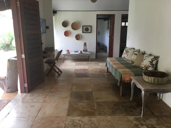 Sala de estar com banco e cestos decorativos, Os Navegantes B